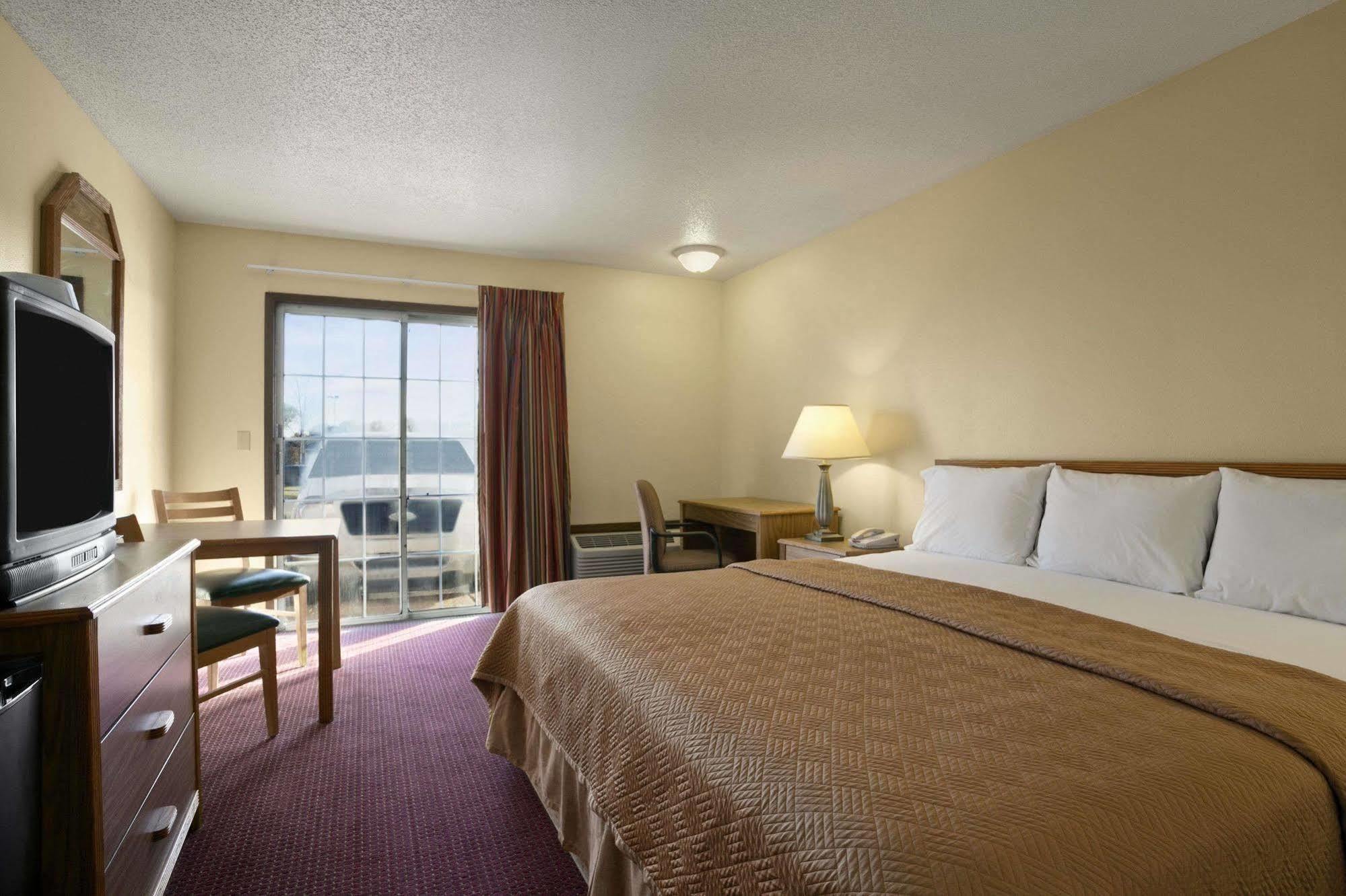Travelodge Inn & Suites By Wyndham Muscatine Exterior photo